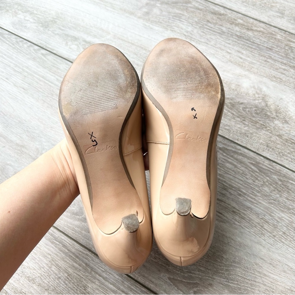 Clarks Soft Cushion Patent Leather Round Toe Pumps - Picture 10 of 16